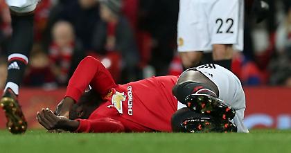 Πάγωσε το Όλντ Τράφορντ ο Λουκάκου: Αποχώρησε με μάσκα οξυγόνου (pics/video)