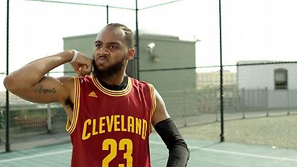 Ο «μίμος» του ΝΒΑ τιμά τον Λεμπρόν στα γενέθλιά του (video)