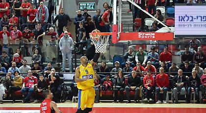 Πήρε το ντέρμπι του Τελ Αβίβ και πέρασε στα ημιτελικά η Μακάμπι