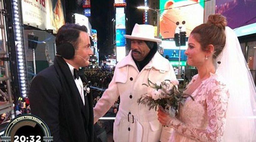 Μαρία Μενούνος: Παντρεύτηκε σε live μετάδοση πριν αλλάξει ο χρόνος στην παγωμένη Times Square