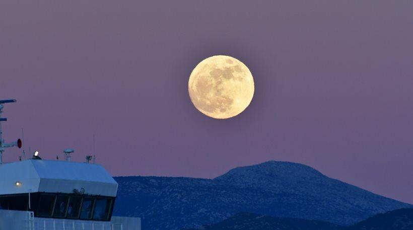 Το «φεγγάρι του λύκου» ανέτειλε στο Ναύπλιο