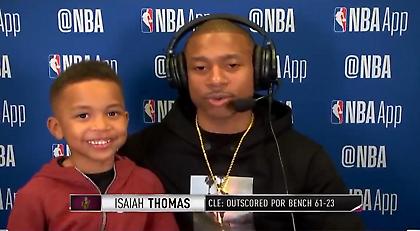 Ο γιος του Αϊζέια Τόμας τρόλαρε τη συνέντευξη του μπαμπά του (video)