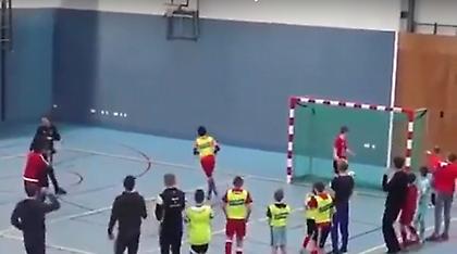 Ευστόχησε σε πέναλτι και το παπούτσι του μπήκε... τρίποντο (video)