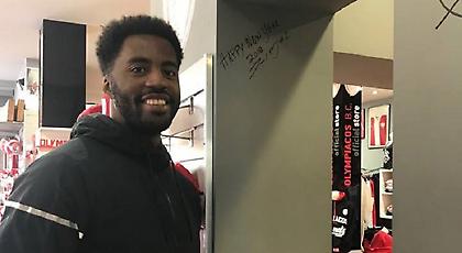 Το ποδαρικό του ΜακΛιν στην μπουτίκ του Ολυμπιακού (pics)