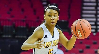 Παίκτρια του NCCA έσπασε τα κοντέρ με quadruple-double!