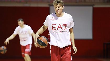 Οι πρώτες φωτογραφίες του Κουζμίνσκας με Αρμάνι πριν το ταξίδι στο… ΣΕΦ (pics)