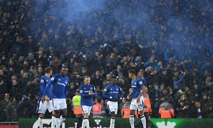 Άναψε καπνογόνο και του έκοψαν το γήπεδο για τρία χρόνια!