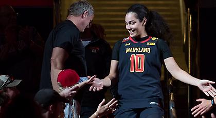 Η Χριστινάκη διδάσκει συρτάκι στις συμπαίκτριές της στο Maryland (video)