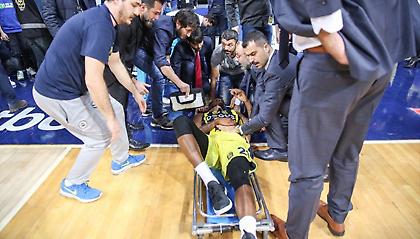 Σοκαριστικός τραυματισμός του Νάναλι - Προσγειώθηκε με τον αυχένα έπειτα από κάρφωμα (video)