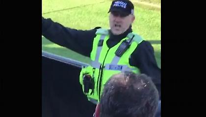 Φοβερός αστυνομικός οργανώνει κερκίδα στην Αγγλία (video)