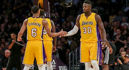 Βγάζουν τρεις στο… σφυρί οι Λέικερς