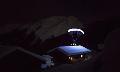 Moonline: Ο Valentin Delluc κάνει νυχτερινό speedriding σε ένα τεράστιο παγετώνα