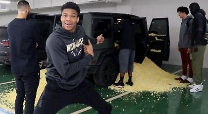 Το «καψόνι» του Αντετοκούνμπο σε συμπαίκτη: Γέμισε… ποπ-κορν το αυτοκίνητό του! (video)