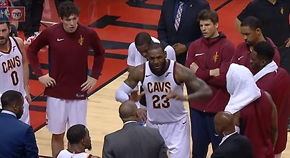 Έξαλλος ο Λεμπρόν, έβαλε τις φωνές σε τάιμ άουτ (video)