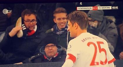 Είναι τρελός ο οπαδός! Μιλούσε στο… παπούτσι του σαν τηλέφωνο (pic)