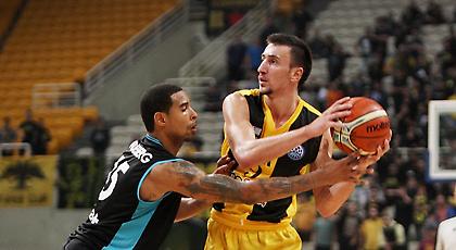 Χωρίς Άτιτς και Φαλέκα η ΑΕΚ στην Πολωνία