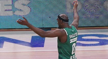 Απίθανο buzzer beater μπροστά απ’ το κέντρο ο Σίνγκλετον! (video)