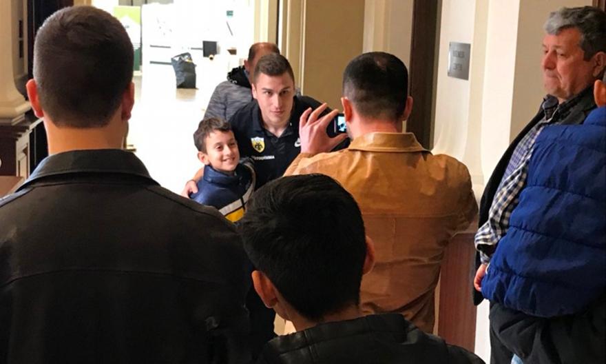 Οπαδοί της ΑΕΚ στο ξενοδοχείο στη Λάρισα (pics)