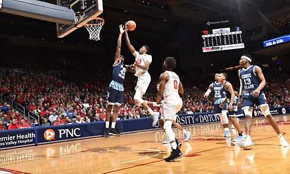 Χάζεψε τους θεατές ο Κώστας Αντετοκούνμπο (videos)