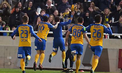 Ασταμάτητος ο ΑΠΟΕΛ, από κοντά ο Απόλλων