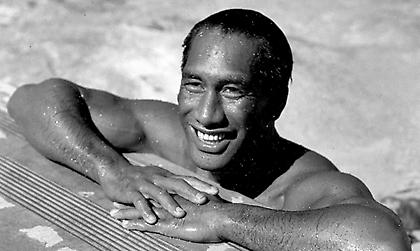 Ντιούκ Καχαναμόκου: Ο Ολυμπιονίκης που γιγάντωσε το σέρφινγκ και... αμερικανοποίησε τη Χαβάη