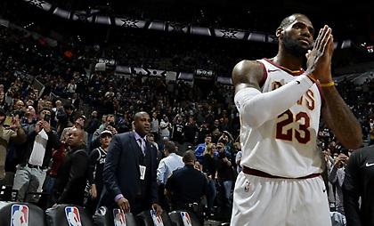 To  καλάθι-ορόσημο του Λεμπρόν στο Top 5 (video)