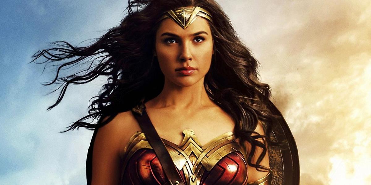 Με τεράστιο ντεκολτέ στο κόκκινο χαλί η Wonder Woman