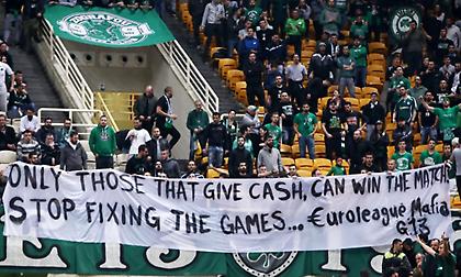 Αιχμηρό πανό στο ΟΑΚA: «Μαφία της Ευρωλίγκας, σταμάτα να στήνεις τα παιχνίδια»