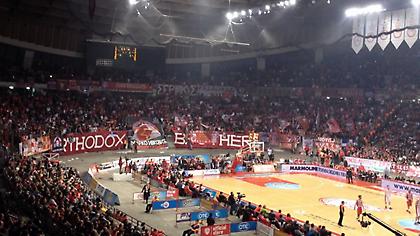 Μαζί στο γήπεδο οι οπαδοί του Ολυμπιακού και του Ερυθρού Αστέρα (video)