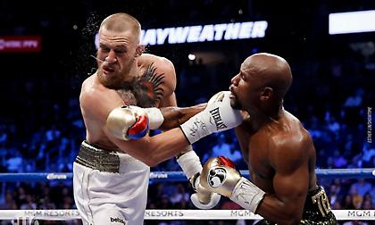 Ο Μεϊγουέδερ μοστράρει την επιταγή για τον αγώνα με ΜακΓκρέγκορ