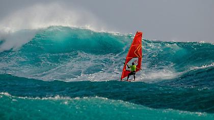 Ο γιος του ανέμου Νίκος Κακλαμανάκης δαμάζει τρομακτικά κύματα (pics)