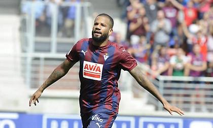 Είπε «ναι» στην ΑΕΚ ο Μπεμπέ - Στην τελική ευθεία για συμφωνία και με Έιμπαρ