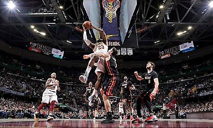 «Καβς» στο τέλος κόντρα στους Χιτ, φοβερός ΜακΚόλουμ με 50 πόντους