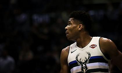 Αποχώρησε τραυματίας ο Αντετοκούνμπο