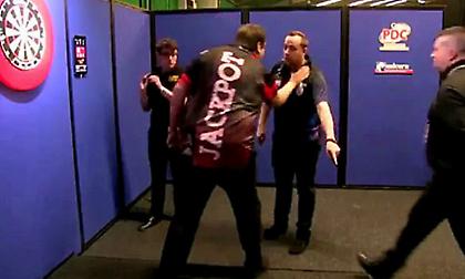 Παραλίγο ξύλο παικτών σε αγώνα με βελάκια (video)