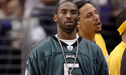 Ο Κόμπι πανηγύρισε σαν τρελός τη νίκη των Eagles (video)