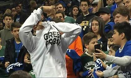 Γιάννης: Έβγαλε την «Greek Fr34k» μπλούζα του και την φόρεσε σε νεαρό με «BBBrand» (vid)