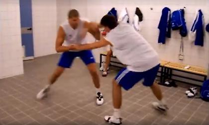 Έπος: Λάζαρος Παπαδόπουλος και Φώτσης παλεύουν στα αποδυτήρια της Εθνικής το 2004! (video)