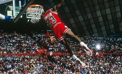 «Αέρινα» καρφώματα και απόφαση-σοκ! Η 7η Φεβρουαρίου του Μάικλ Τζόρνταν