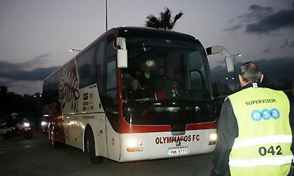 Άφιξη μέσα σε αποδοκιμασίες στην αποστολή του Ολυμπιακού