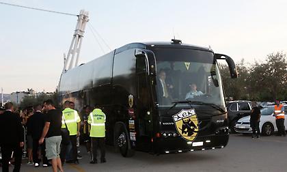 Έφτασε εν μέσω αποθέωσης στο ΟΑΚΑ η ΑΕΚ (video)