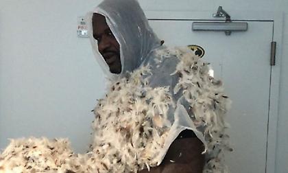 Απίθανος Σακίλ: Έχασε στοίχημα και γέμισε... πούπουλα (video)