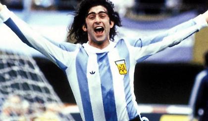 Ο παλαίμαχος Μάριο Κέμπες σκόραρε στο «αντίο» του σε φιλικό clasico που διεκόπη λόγω επεισοδίων