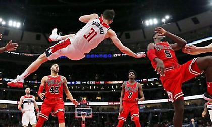 Τρομακτική πτώση για Σατοράνσκι από αντιαθλητικό φάουλ του Πόρτις (video)