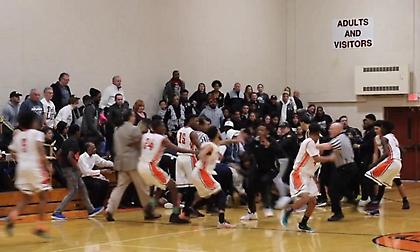 Άγριο ξύλο σε αγώνα μπάσκετ γυμνασίων στις ΗΠΑ! (videos)