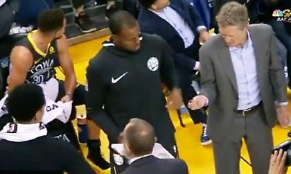 Στιβ Κερ: Παρέδωσε στους παίκτες το… πινακάκι του στα τάιμ άουτ! (video)