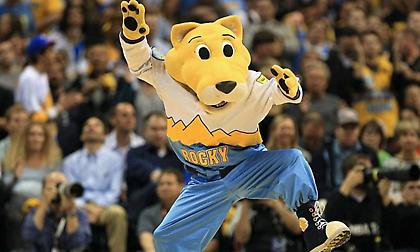 Η μασκότ των Νάγκετς την έπεσε σε φίλαθλο και πιάστηκε στα πράσα (video)