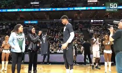 Παρέλαβε τη φανέλα του στο All Star Game από τη μητέρα του ο Αντετοκούνμπο (video)