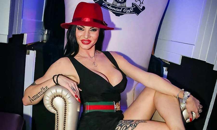 Μια πορνοστάρ βάζει χείρα… βοηθείας για να σωθεί η Βιντσέντζα! (pics)