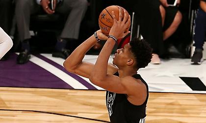 Γιάννης Αντετοκούνμπο: Θέλω να βοηθήσω ανθρώπους σε Ελλάδα και Αφρική (video)